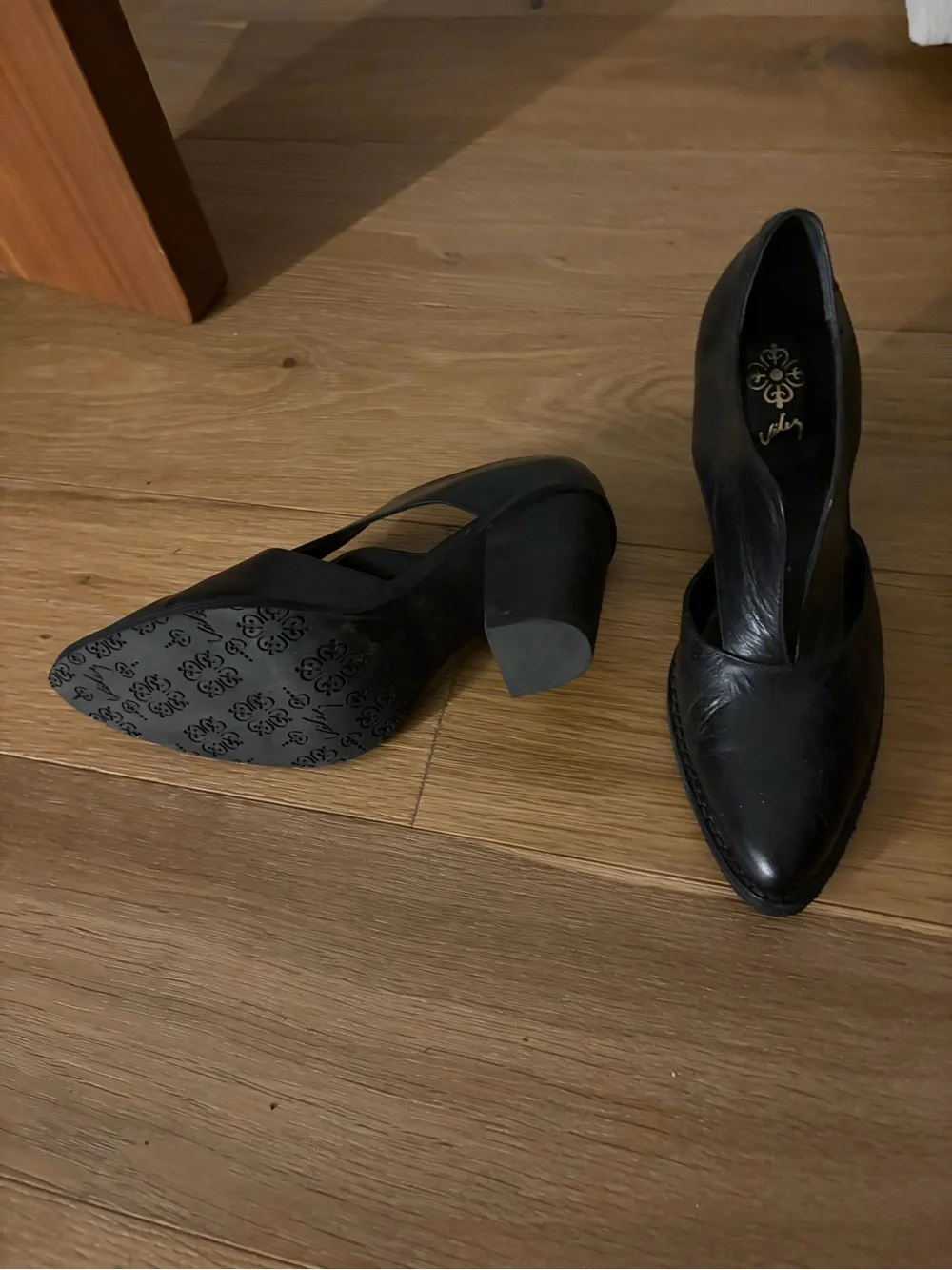 Black Pointed Toe Women’s Pumps